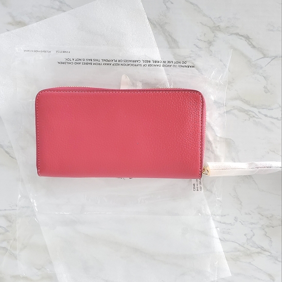 SOLD ⭐️ Pink Coach Horse & Carriage Zip Around Wallet - Picture 6 of 9